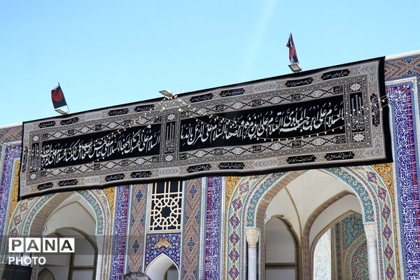 حرم مطهر امام رضا(ع)، میزبان زائران و عزاداران رهبر شهید