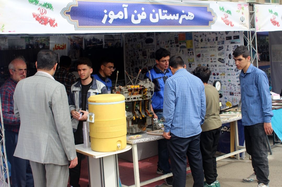  افتتاح نمایشگاه توانمندی‌های هنرستان‌های منطقه ۲ 