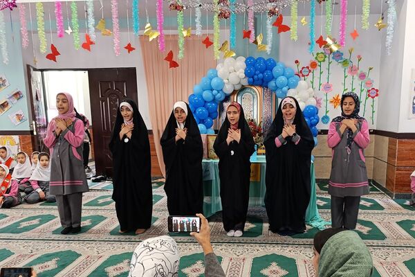 حضور دانش‌آموزان مدارس ناحیه دو شهرری در جشن ولادت حضرت فاطمه (س)