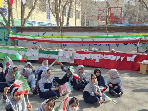 بزرگداشت روز ۲۲ بهمن  در دبستان میثاق 
