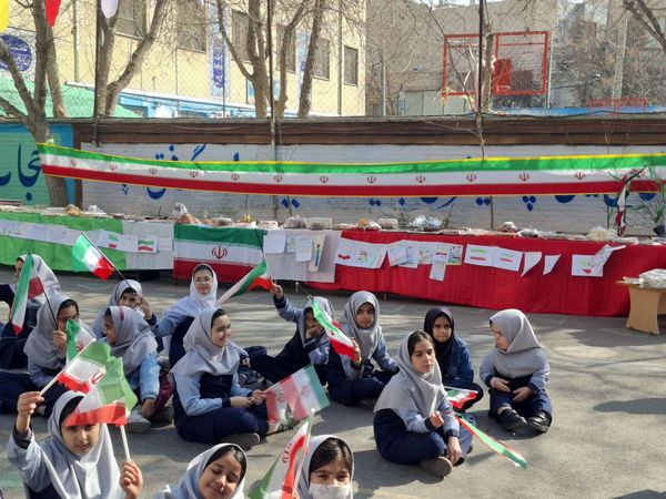 بزرگداشت روز ۲۲ بهمن  در دبستان میثاق 