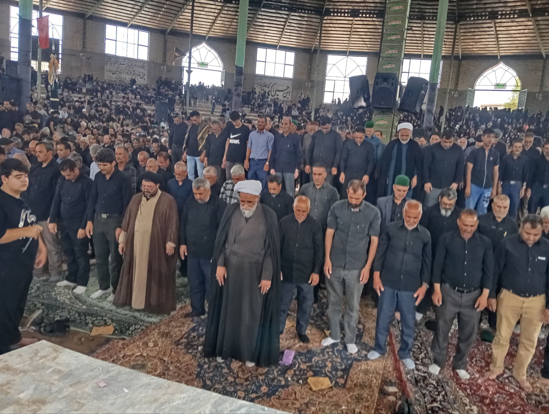 نماز جماعت در حسینه روستا اردمه در ظهر اربعین