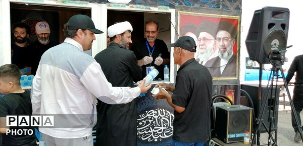 خدمت‌رسانی موکب سیمان آبیک در مسیر زائران؛ همراهی خادمان در پذیرایی و بدرقه