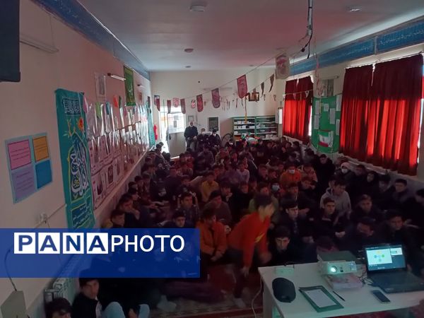 کارگاه آموزشی پیشگیری از آسیب‌های فضای مجازی در دبیرستان رجایی