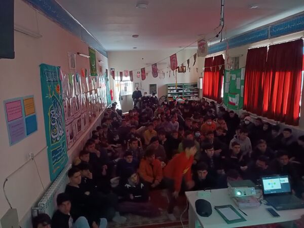 کارگاه آموزشی پیشگیری از آسیب‌های فضای مجازی در دبیرستان رجایی