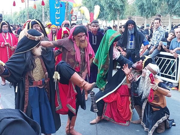 استقبال عزاداران حسینی از کاروان نمادین اسرای کربلا در قم