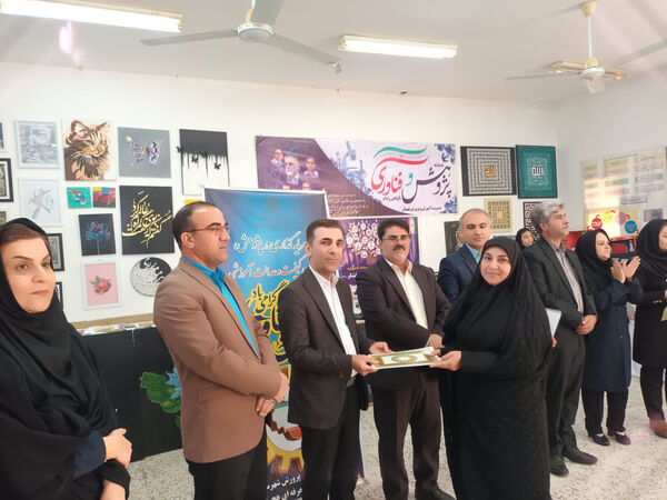 تقدیر هم‌زمان با هفته پژوهش و فناوری از ۱۵ معلم و دانش‌آموز پژوهشگر برتر در بهبهان 