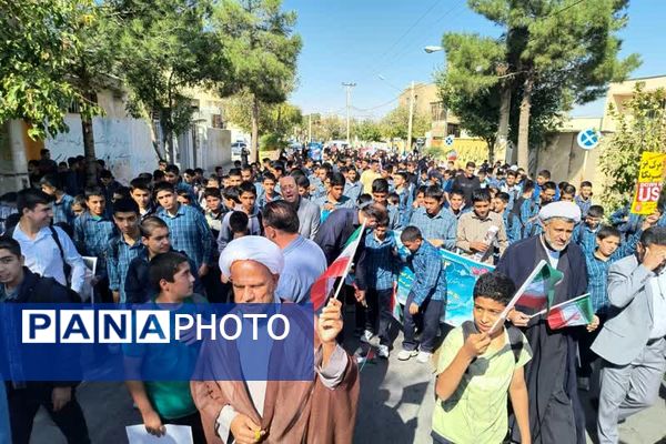 حضور پررنگ دانش‌آموزان شهر لپویی در راهپیمایی 13 آبان 
