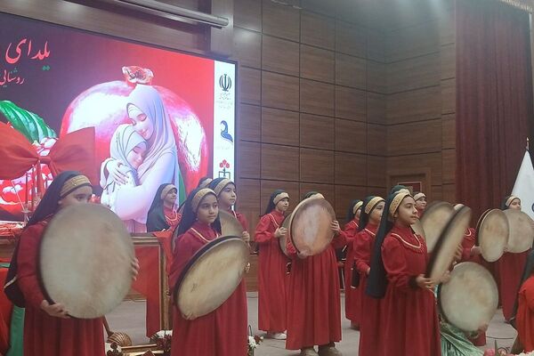 مراسم یلدای مادرانه با حضور فرهنگیان و دانش‌آموزان در اردوگاه شهید منتظری شهریار