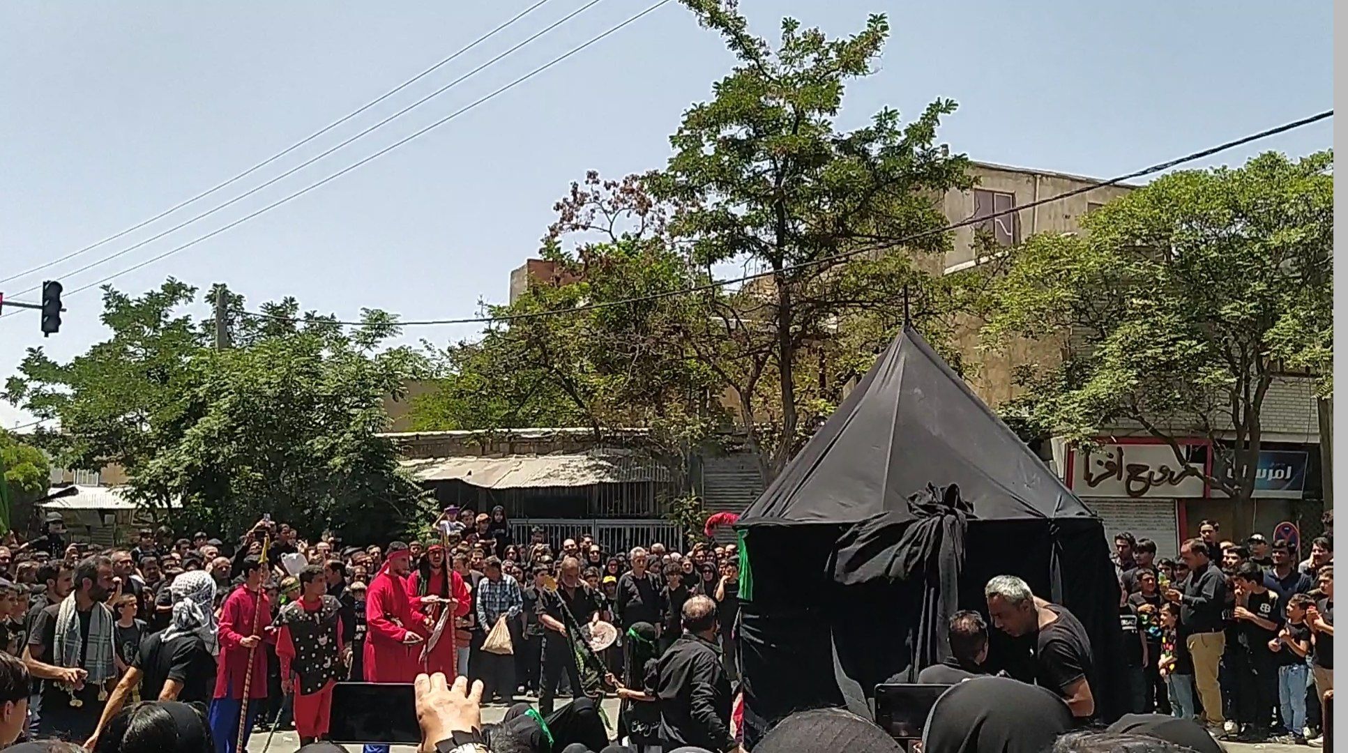 تعزیه‌خوانان تویسرکان صحنه آتش‌زدن خیمه‌های عاشورا را بازسازی کردند