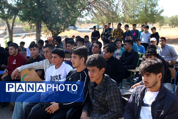 گرامیداشت هفته دفاع مقدس در مدرسه نخبگان عشایر گنجه‌ای یاسوج