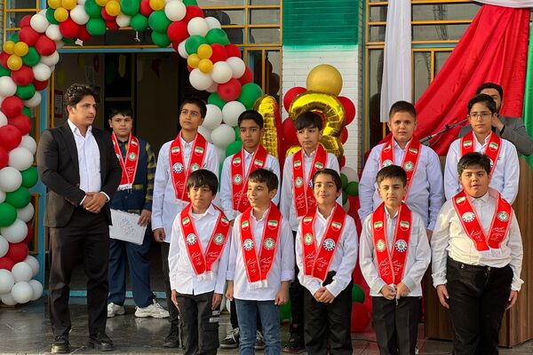دانش‌آموزان دبستان معمارزاده در سیزده آبان