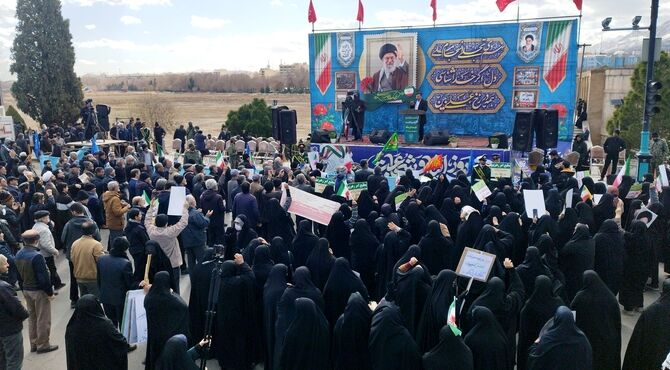 مردم اصفهان در میدان انقلاب، با فریاد «لبیک یا خامنه‌ای» میثاقی دوباره با ولایت بستند