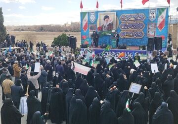 مردم اصفهان در میدان انقلاب، با فریاد «لبیک یا خامنه‌ای» میثاقی دوباره با ولایت بستند