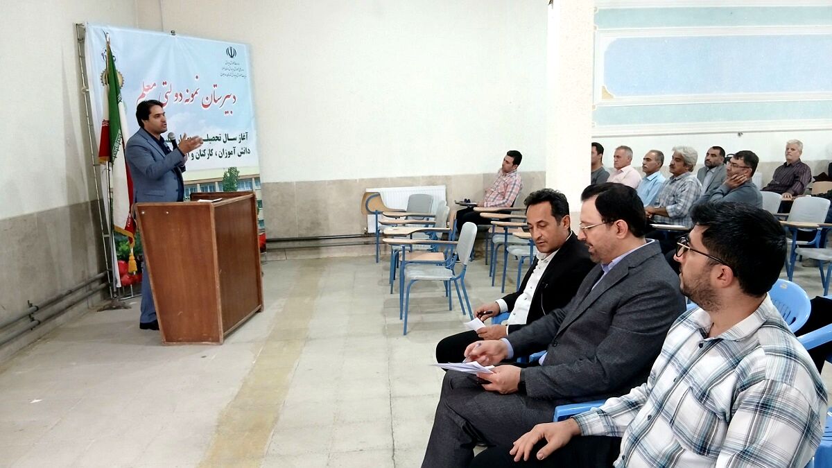 برگزاری جلسه اولیا و مربیان دبیرستان نمونه دولتی معلم ساوجبلاغ