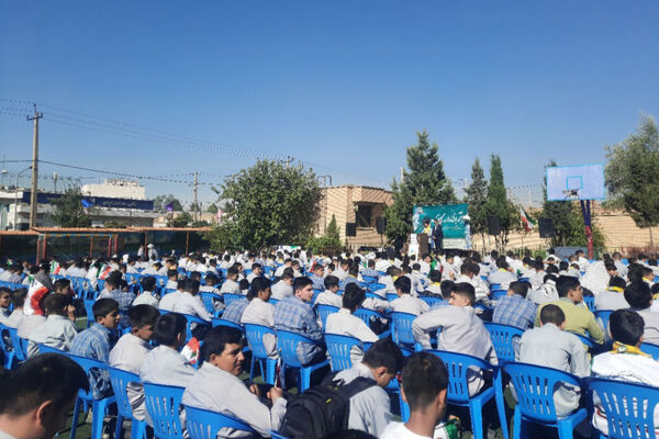نواختن زنگ مهر در مدرسه هیات امنایی رازی ناحیه ۴ شیراز 