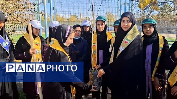  وقتی نهال‌ها هم انقلابی شدند؛ فجر در حیاط مدرسه ام‌البنین