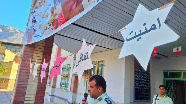 مراسم تجلیل از پرسنل زحمتکش  نیروی‌انتظامی در دبیرستان حضرت‌زینب(س) شهرستان لنده 