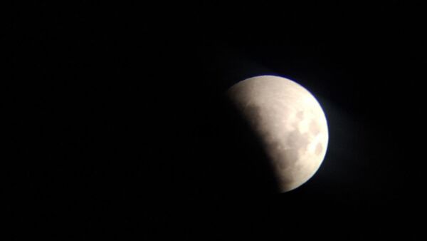 ماه در نقاب سایه زمین 