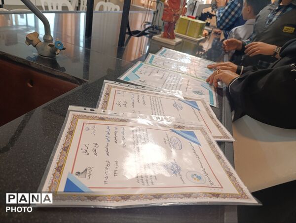 تقدیر از برترین‌های آزمایشگاه علوم تجربی دبستان امام حسن عسگری(ع) در پژوهش‌سرای ملاصدرا