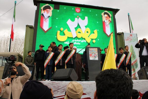 حضور گسترده اقشار مختلف مردم پردیس در راهپیمایی ۲۲ بهمن