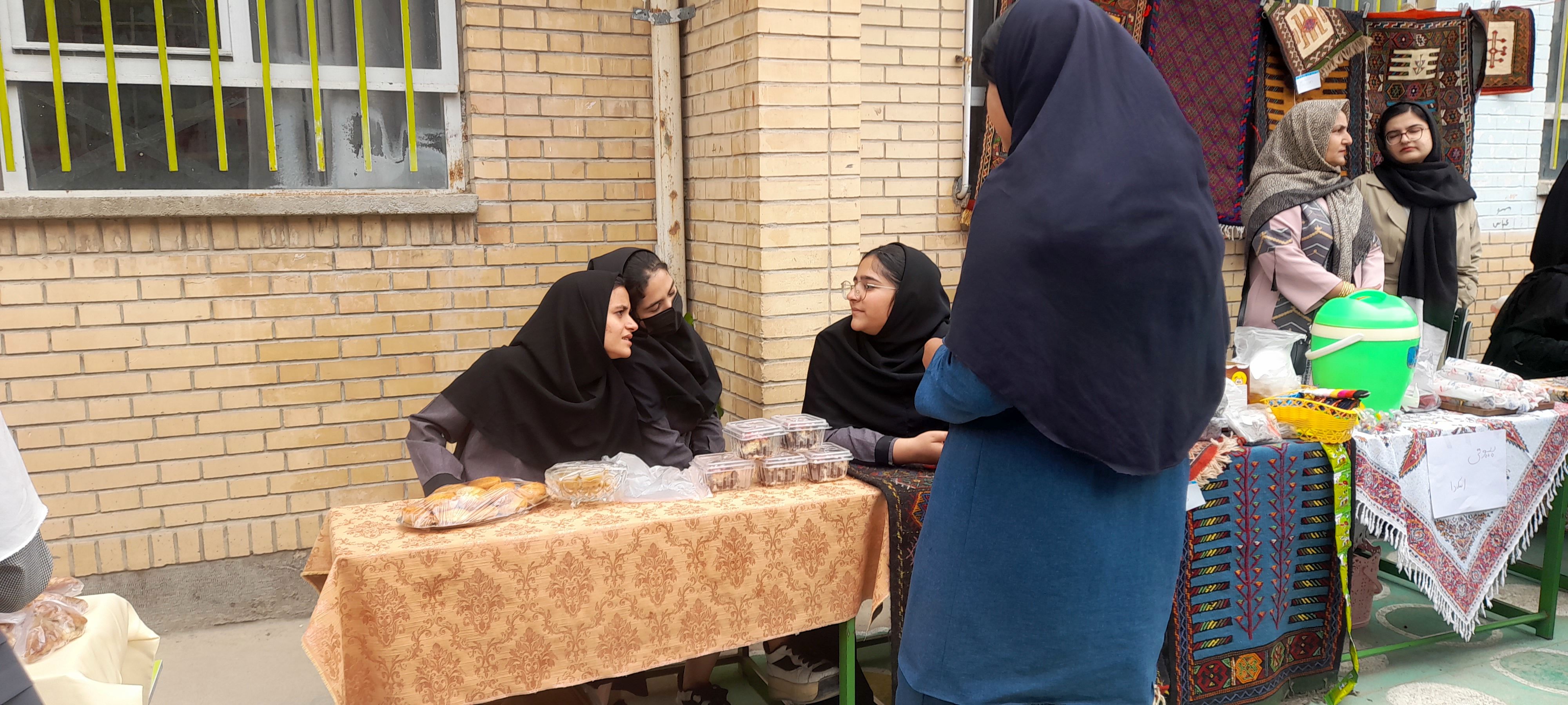 بازارچه کسب و کار دانش‌آموزان دبیرستان کوثر آشخانه