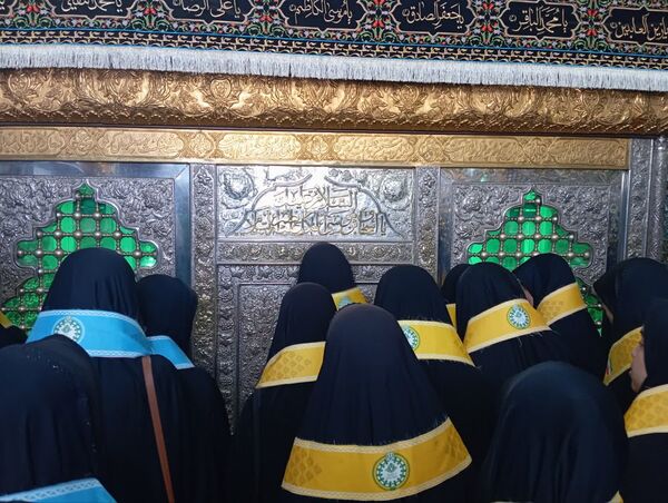 خادمان کوچک، ارادت بی کران