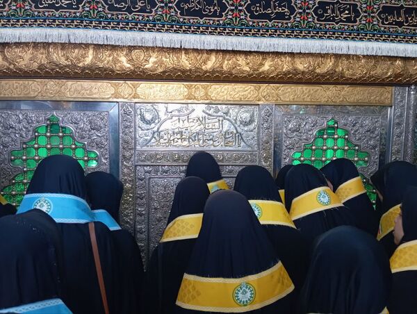 خادمان کوچک، ارادت بی کران