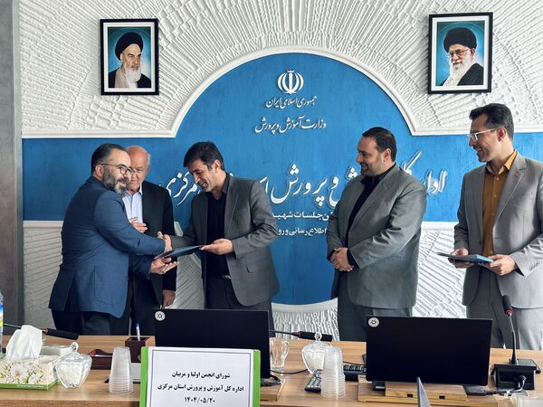 تقدیر از عوامل اجرایی جشنواره ملی طراحی و دوخت لباس دانش‌آموزی با حضور انجمن اولیا‌ و مربیان استان مرکزی