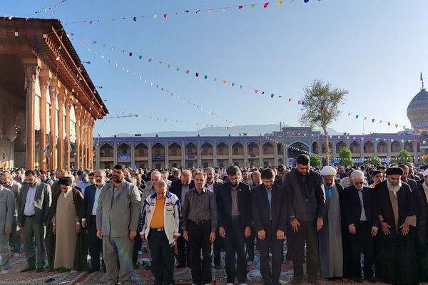 شکوه وحدت مردم شیراز در نماز عید فطر در حرم شاهچراغ(ع)