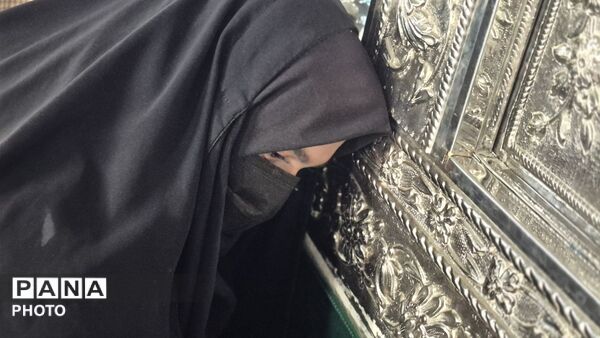 فارسان در جشن دهه کرامت؛ گردهمایی مردم در بارگاه امامزاده 