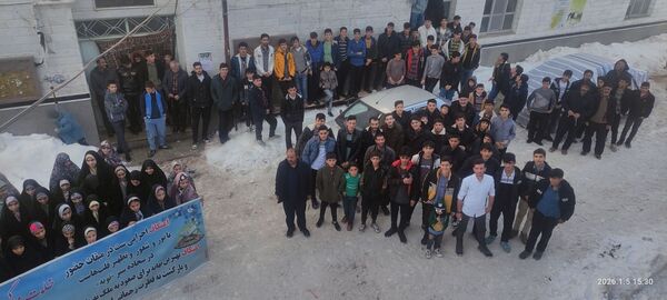 اعتکاف دانش‌آموزان روستای گونبرف در برف یک متری