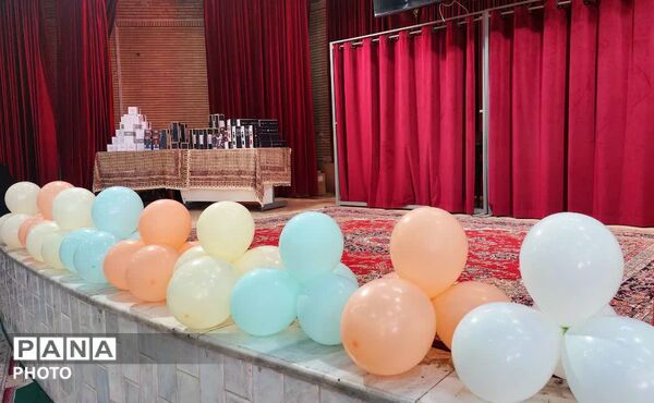 جشن ستارگان و تجلیل از شاگردان برتر آموزشی و فرهنگی دبیرستان شاهد بحرینیان ناحیه۴ 