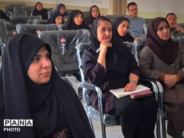 کارگاه استانی آموزشی پیشگیری از خودکشی دانش آموزان در ناحیه پنج مشهد
