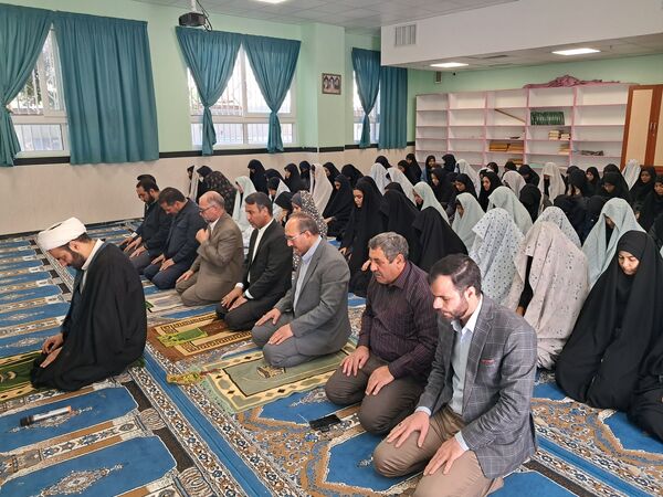 برگزاری نماز جماعت در دبیرستان شهدای فرهنگی
