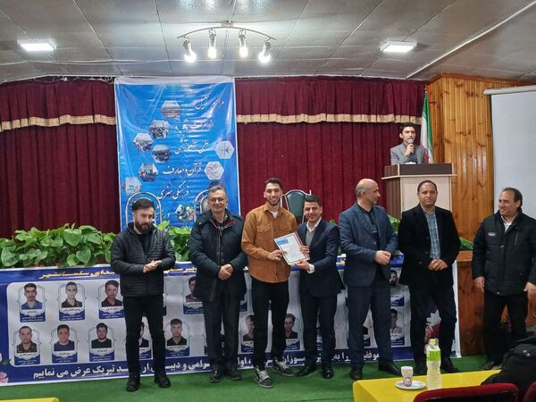 مراسم تقدیر از نفرات برتر دبیرستان نمونه‌ شهدای‌ سلمانشهر عباس‌آباد