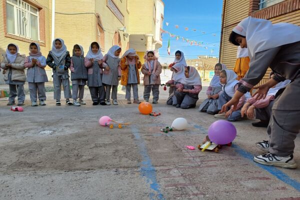 آزمایش ساخت ماشین بادکنکی در دبستان شاهد نرگس جاجرم