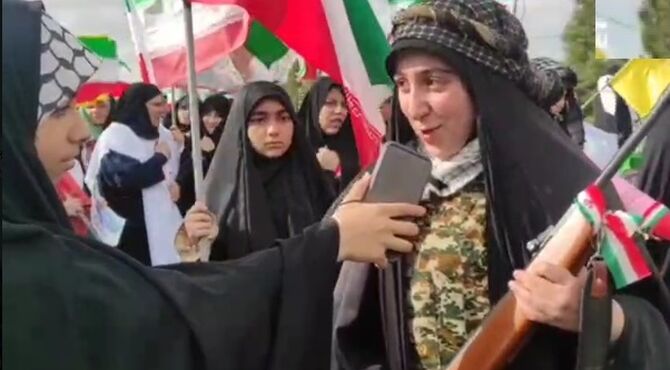 تجلی اقتدار دختران در رزمایش جان‌فدای ایران