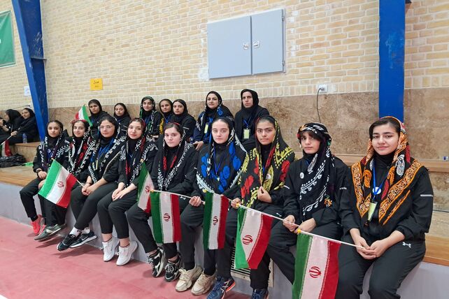 قاب‌های ماندگار از افتتاحیه مسابقات ورزشی دانش‌آموزان دختر منطقه ۴ کشور در همدان

