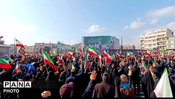 بیعت چشمگیر مردم با رهبر جدید انقلاب 