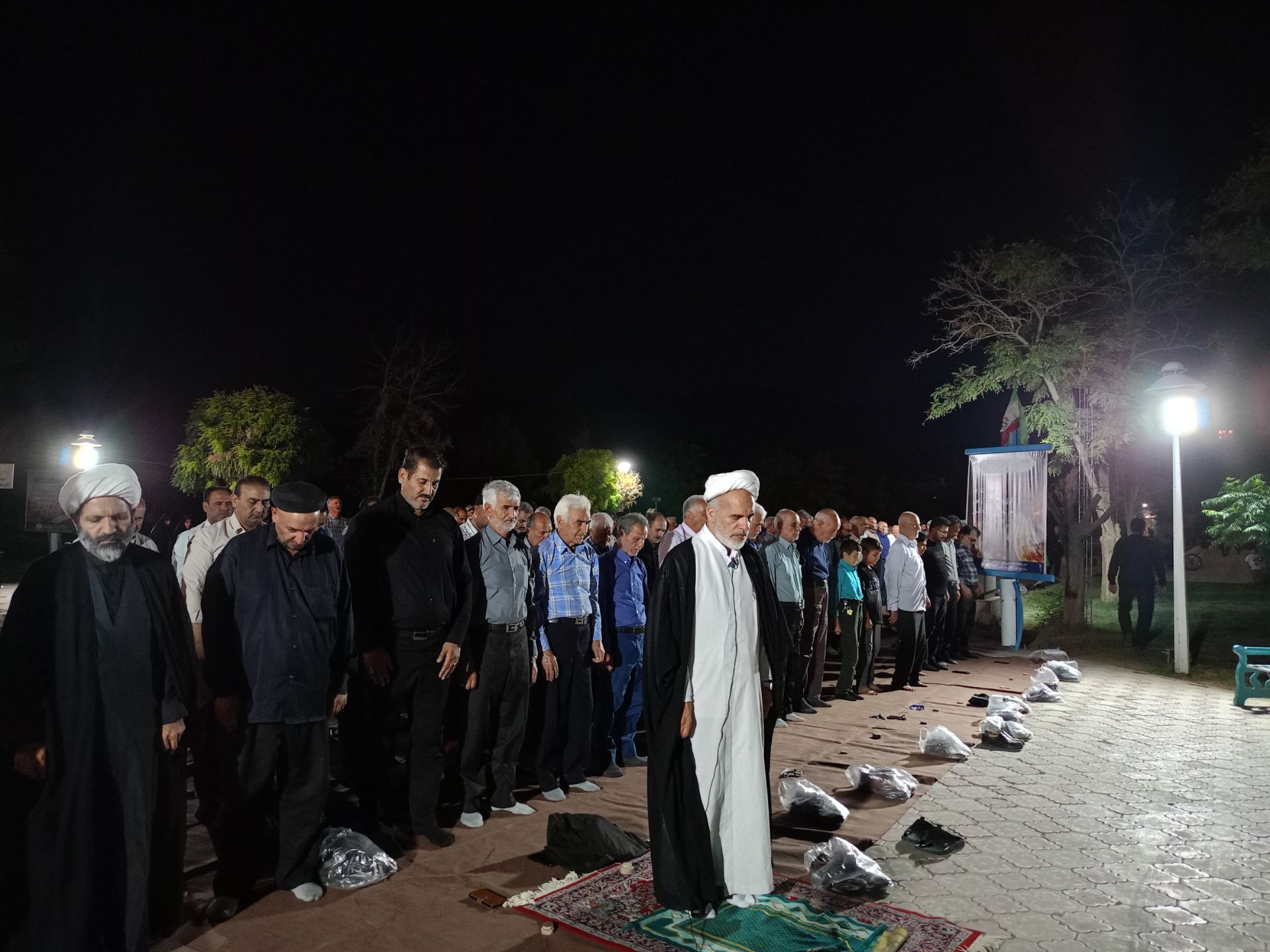 نمازی به شوق صرفه جویی برق
