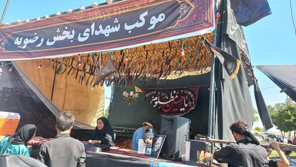حضور زائران پیاده در جاده غدیر مشهد به نیشابور