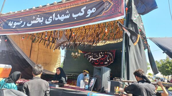 حضور زائران پیاده در جاده غدیر مشهد به نیشابور