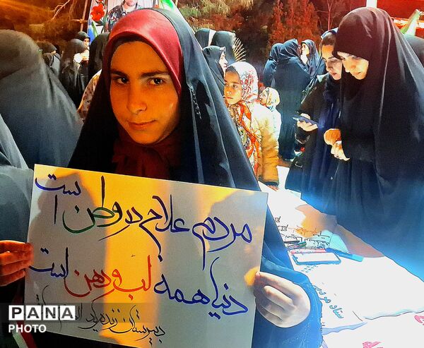 پیشگامان نمایش شور میهن دوستی در تجمعات شبانه 