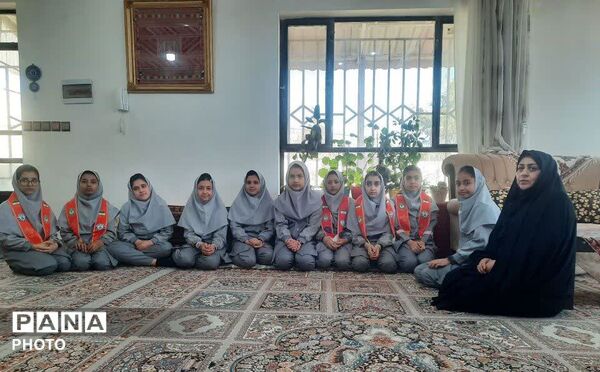 دیدار دانش آموزان پبشتاز آموزشگاه الله وردی ارجمند شهر لایین  با خانواده شهدا