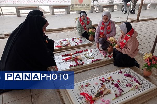 تجدید میثاق دانش‌آموزان پیشتاز ناحیه دو شهرری با امام و شهدا 