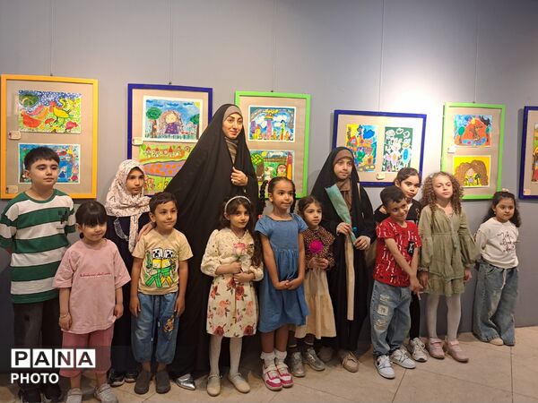 نمایشگاه آثار هنری اعضای کانون پرورش فکری کودکان و نوجوانان قم در مجموعه کتاب سرو