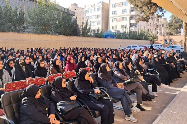 مراسم راز و رهایی؛ پنجره‌ای به دنیای دو نسل در دبیرستان نمونه‌دولتی ولایت بهارستان‌دو
