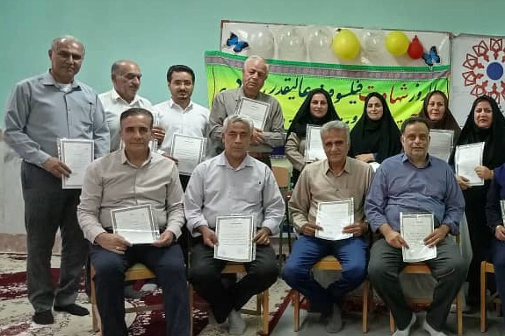 تجلیل از کارکنان دبیرستان متوسطه دوم سمیه شهر سعدآباد