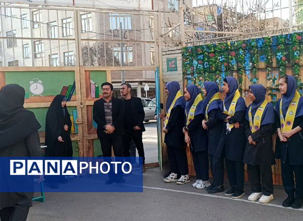 برپایی بازارچه دانش آموزی در دبیرستان دکتر جواد حداد۲ 